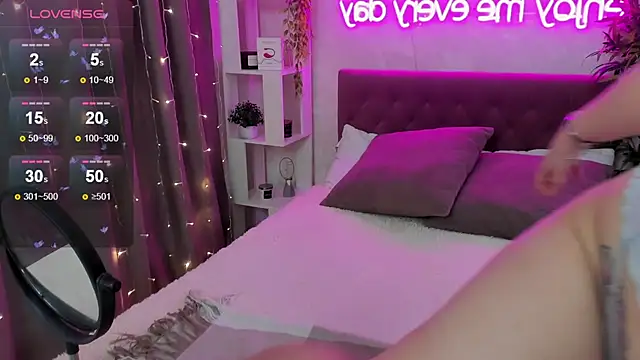 Snapshot of FeralPeach chatting on November 13, 4:33 am FeralPeach online show from November 13, 4:33 am