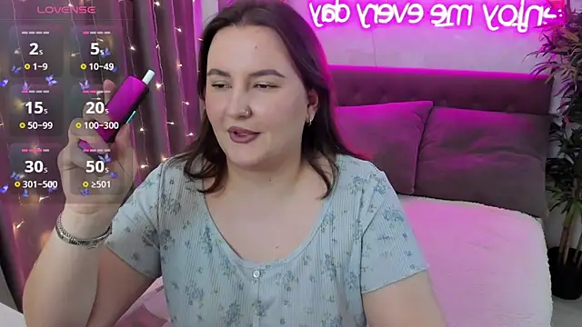 Snapshot of FeralPeach chatting on December 17, 5:46 am FeralPeach online show from December 17, 5:46 am