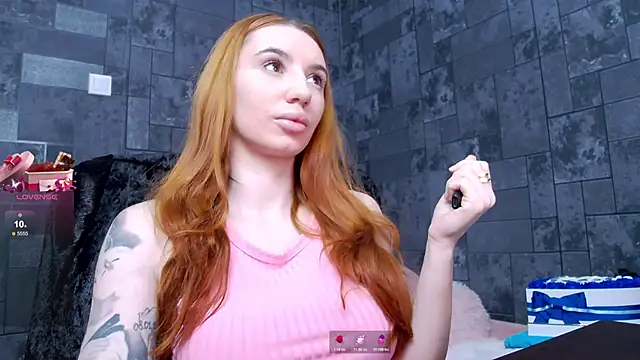 Snapshot of BrianaBratty chatting on December 4, 5:05 am BrianaBratty online show from December 4, 5:05 am