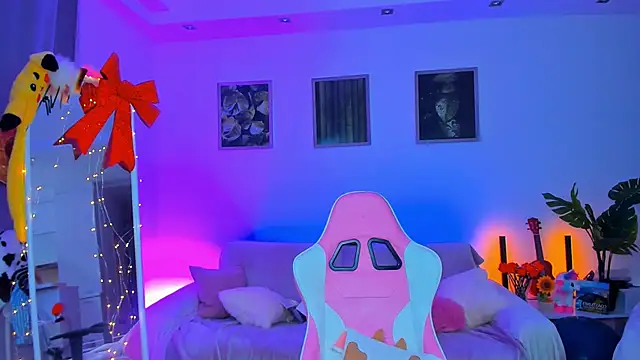 Snapshot of Alyssa_Smitt chatting on February 13, 7:35 am Alyssa Smitt online show from February 13, 7:35 am