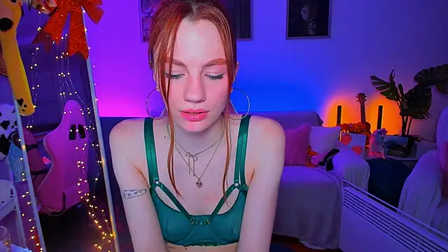 Snapshot of Alyssa_Smitt chatting on February 19, 7:39 am Alyssa Smitt online show from February 19, 7:39 am