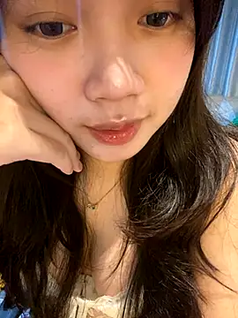 Snapshot of Hotellinh12 chatting on October 6, 4:48 pm Hotellinh12 online show from October 6, 4:48 pm