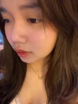 Snapshot of Hotellinh12 chatting on October 12, 5:12 pm Hotellinh12 online show from October 12, 5:12 pm