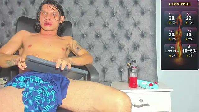 Snapshot of marcus_smithh chatting on December 17, 4:01 am marcus smithh online show from December 17, 4:01 am