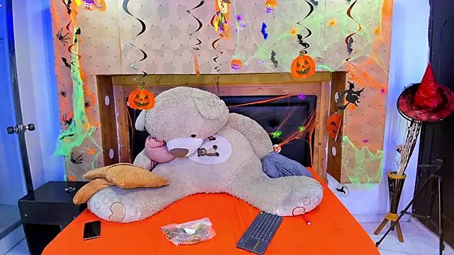 Snapshot of SofiAndNicol chatting on October 27, 11:14 am SofiAndNicol online show from October 27, 11:14 am