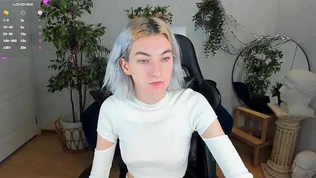 Snapshot of Mia_Cheers chatting on December 8, 1:47 pm Mia Cheers online show from December 8, 1:47 pm