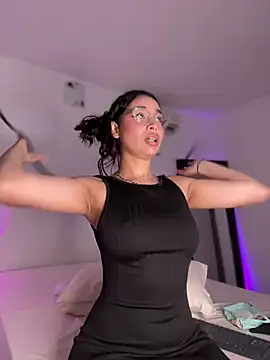 Snapshot of Hips_hannah chatting on December 16, 3:40 am Hips hannah online show from December 16, 3:40 am