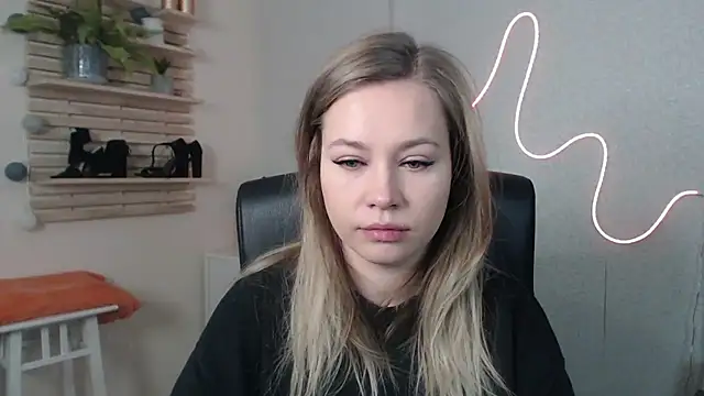 Snapshot of holly_xglam chatting on December 9, 3:29 am holly xglam online show from December 9, 3:29 am
