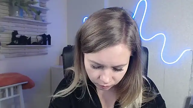 Snapshot of holly_xglam chatting on December 16, 10:40 am holly xglam online show from December 16, 10:40 am