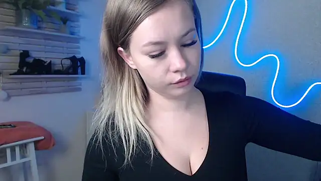 Snapshot of holly_xglam chatting on December 19, 3:18 am holly xglam online show from December 19, 3:18 am