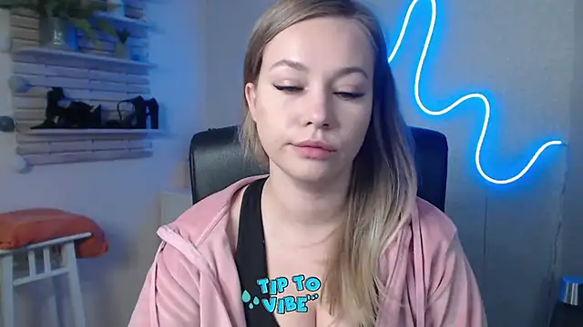 Snapshot of holly_xglam chatting on December 19, 8:23 pm holly xglam online show from December 19, 8:23 pm