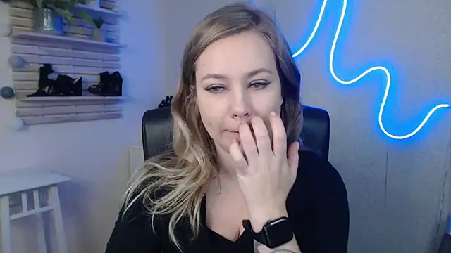 Snapshot of holly_xglam chatting on January 2, 6:18 am holly xglam online show from January 2, 6:18 am