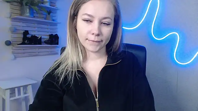 Snapshot of holly_xglam chatting on January 8, 4:23 am holly xglam online show from January 8, 4:23 am