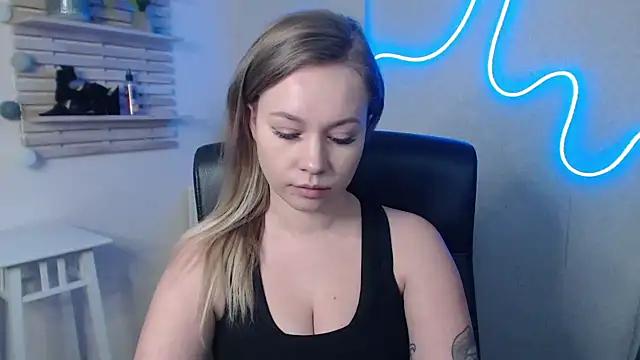 Snapshot of holly_xglam chatting on January 9, 6:06 am holly xglam online show from January 9, 6:06 am