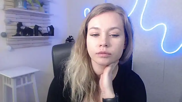 Snapshot of holly_xglam chatting on January 15, 10:17 am holly xglam online show from January 15, 10:17 am