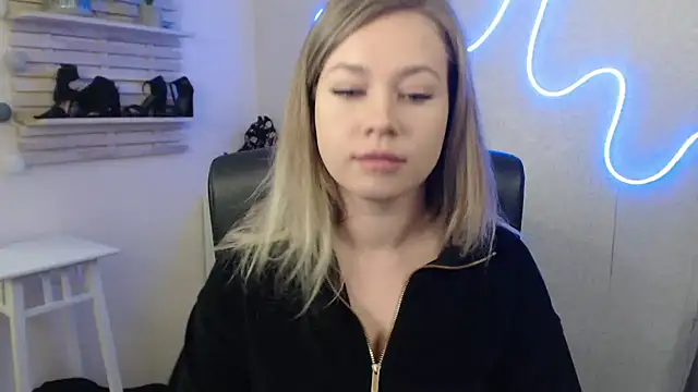 Snapshot of holly_xglam chatting on January 24, 6:24 am holly xglam online show from January 24, 6:24 am