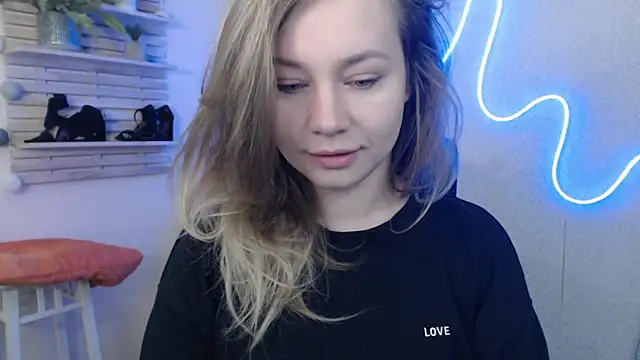 Snapshot of holly_xglam chatting on February 6, 1:16 am holly xglam online show from February 6, 1:16 am