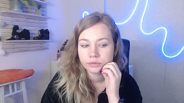 Snapshot of holly_xglam chatting on February 7, 7:29 am holly xglam online show from February 7, 7:29 am