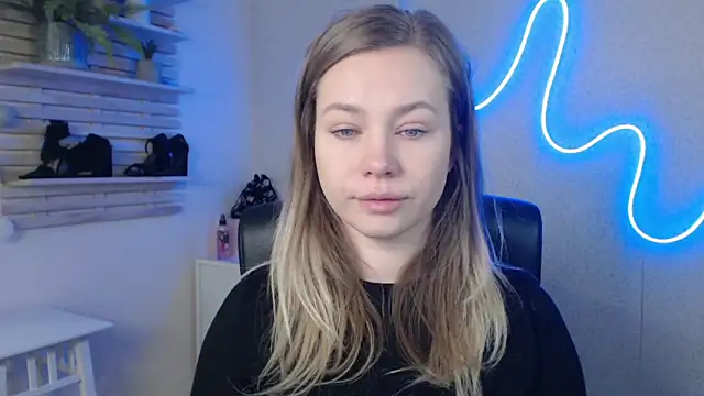 Snapshot of holly_xglam chatting on February 10, 1:35 am holly xglam online show from February 10, 1:35 am