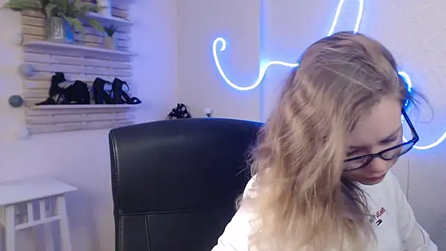Snapshot of holly_xglam chatting on February 14, 2:28 am holly xglam online show from February 14, 2:28 am