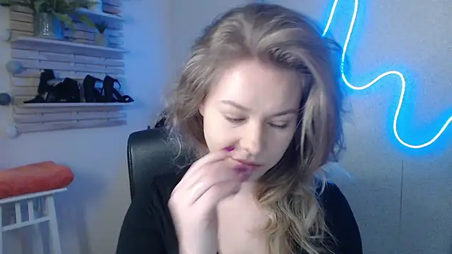 Snapshot of holly_xglam chatting on February 18, 8:05 am holly xglam online show from February 18, 8:05 am