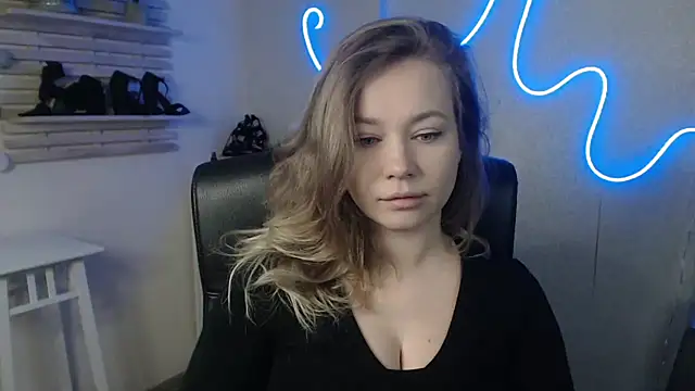 Snapshot of holly_xglam chatting on February 19, 1:18 am holly xglam online show from February 19, 1:18 am