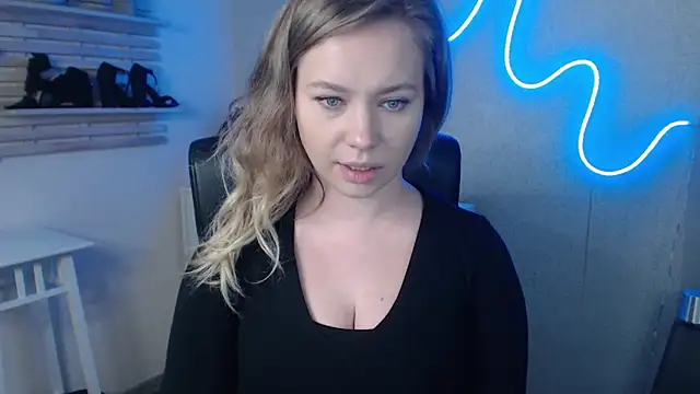 Snapshot of holly_xglam chatting on February 19, 7:28 am holly xglam online show from February 19, 7:28 am