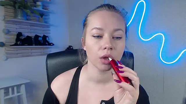 Snapshot of holly_xglam chatting on February 20, 3:23 am holly xglam online show from February 20, 3:23 am