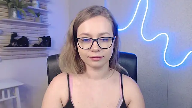 Snapshot of holly_xglam chatting on March 7, 4:24 am holly xglam online show from March 7, 4:24 am