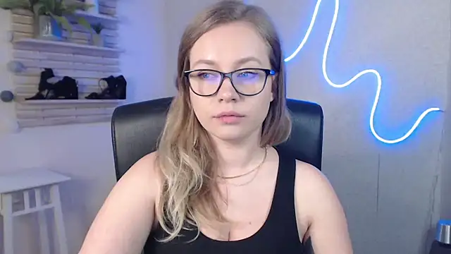 Snapshot of holly_xglam chatting on March 10, 3:23 am holly xglam online show from March 10, 3:23 am