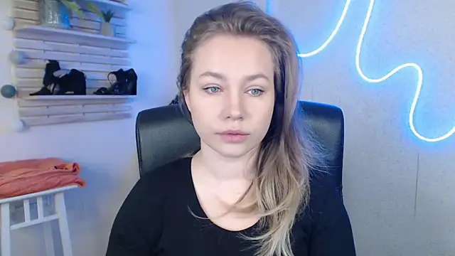 Snapshot of holly_xglam chatting on March 17, 2:19 am holly xglam online show from March 17, 2:19 am