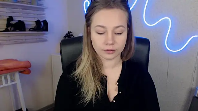 Snapshot of holly_xglam chatting on March 19, 12:04 am holly xglam online show from March 19, 12:04 am