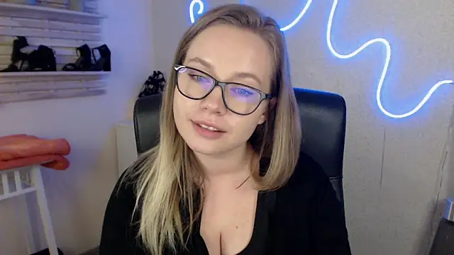 Snapshot of holly_xglam chatting on March 19, 6:24 am holly xglam online show from March 19, 6:24 am