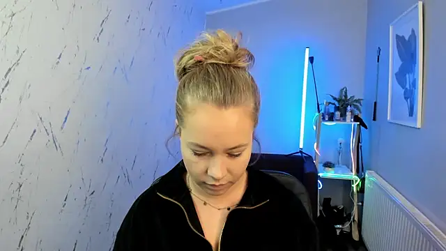 Snapshot of holly_xglam chatting on October 1, 5:08 pm holly xglam online show from October 1, 5:08 pm
