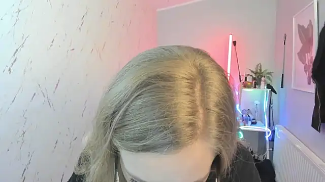 Snapshot of holly_xglam chatting on October 8, 5:10 pm holly xglam online show from October 8, 5:10 pm