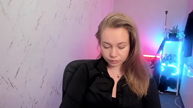 holly xglam online show from March 23, 8:35 pm