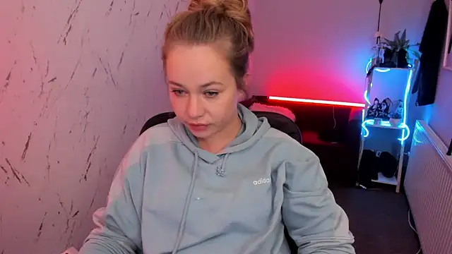 holly xglam online show from April 10, 7:29 pm