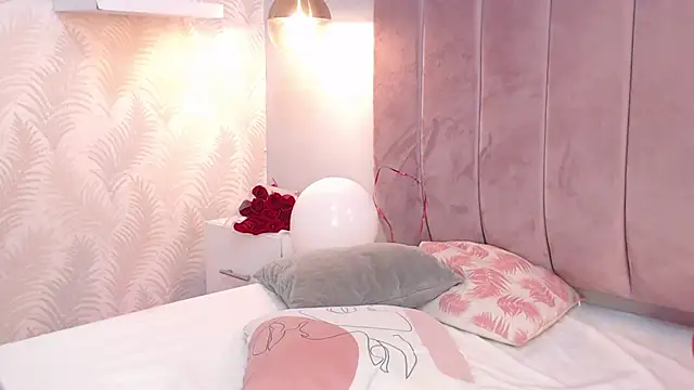 Snapshot of LeenaBrown chatting on February 6, 1:16 am LeenaBrown online show from February 6, 1:16 am