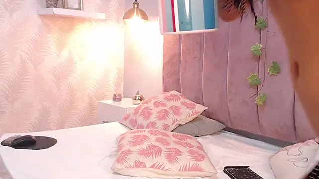 Snapshot of LeenaBrown chatting on February 22, 3:58 pm LeenaBrown online show from February 22, 3:58 pm