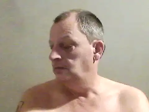 Snapshot of chubbybear2cum chatting on December 25, 11:10 pm chubbybear2cum online show from December 25, 11:10 pm