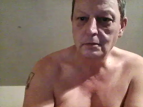 Snapshot of chubbybear2cum chatting on February 4, 11:27 pm chubbybear2cum online show from February 4, 11:27 pm