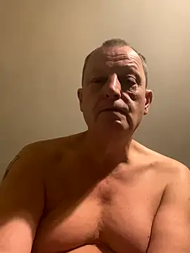 Snapshot of chubbybear2cum chatting on November 24, 7:35 pm chubbybear2cum online show from November 24, 7:35 pm