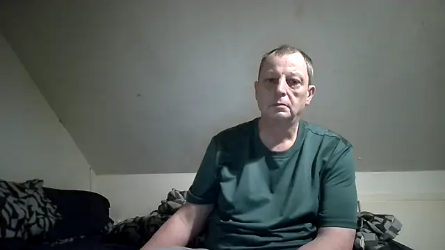 Snapshot of chubbybear2cum chatting on December 17, 1:55 am chubbybear2cum online show from December 17, 1:55 am