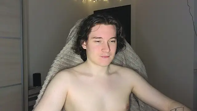 Snapshot of MoreRealAlex chatting on November 13, 9:58 pm MoreRealAlex online show from November 13, 9:58 pm