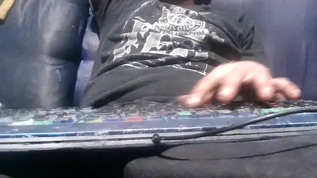 Snapshot of robeaulieu02 chatting on March 17, 4:40 am robeaulieu02 online show from March 17, 4:40 am