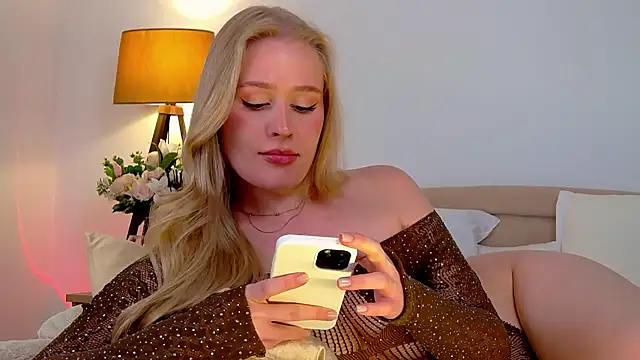 Snapshot of JuliaJaee chatting on March 7, 8:00 pm JuliaJaee online show from March 7, 8:00 pm