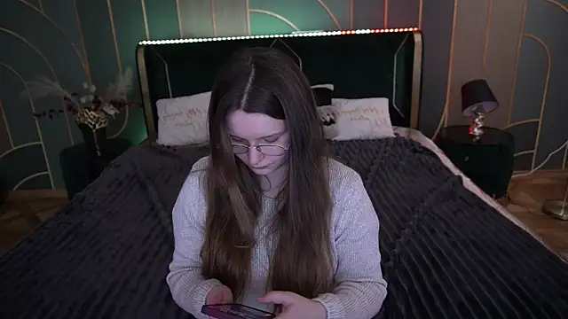 MagicPeachh  online show from November 27, 7:10 am