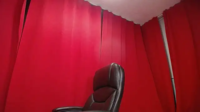 Snapshot of LaraFire chatting on September 26, 9:46 am LaraFire online show from September 26, 9:46 am