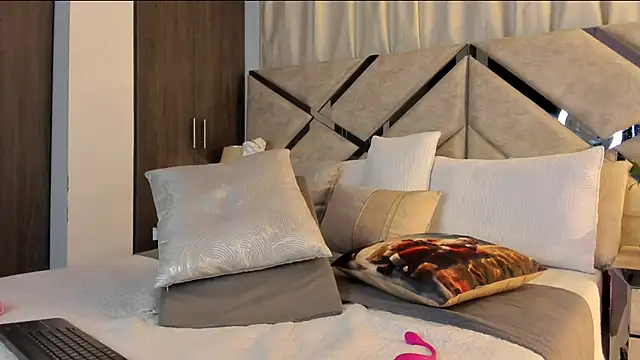 HaileyBaldwin online show from December 25, 11:53 pm