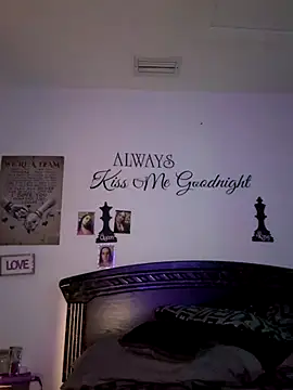 Snapshot of DeeLight124 chatting on October 6, 6:00 am DeeLight124 online show from October 6, 6:00 am